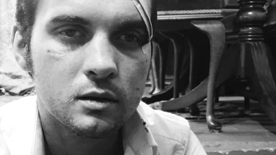 Jethro Lazenby był uzależniony od narkotyków i miał problemy z prawem
