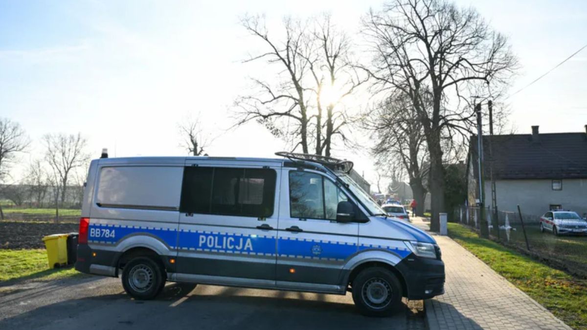 Groźny wypadek na Mazowszu. Lód z ciężarówki spadł na bmw