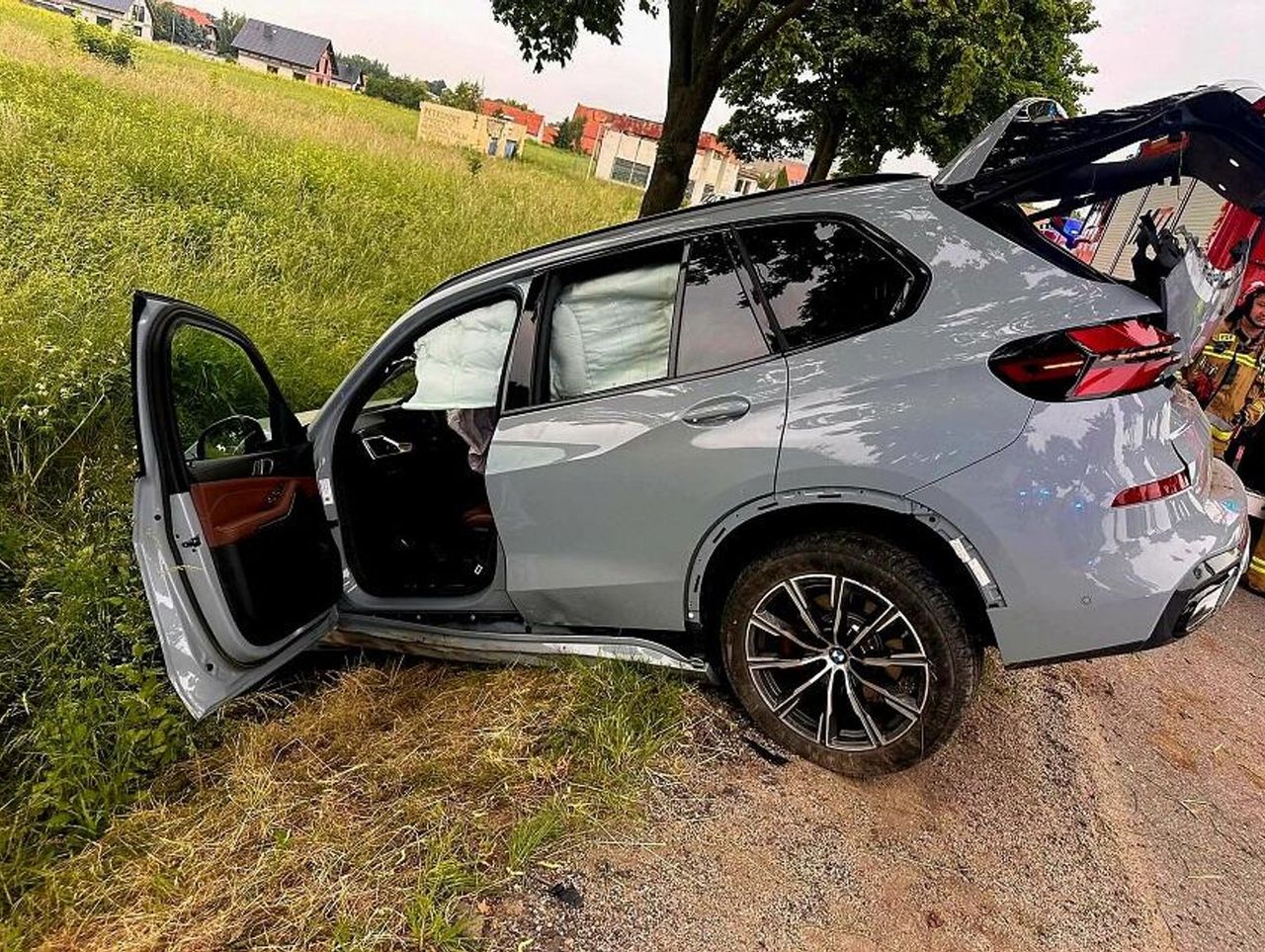 Kolizja w Bielanach. Pijany kierowca BMW rozbił się w rowie, wyszedł z auta i twierdził, że to nie on