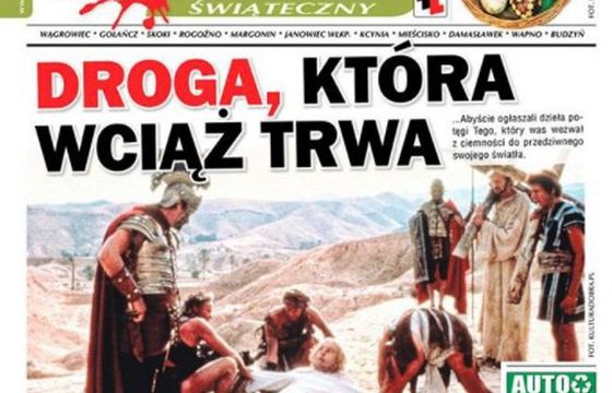 Kadr z „Żywotu Briana” na okładce świątecznego wydania tygodnika. „Dzisiaj media prześcigają się w kreowaniu sensacji”