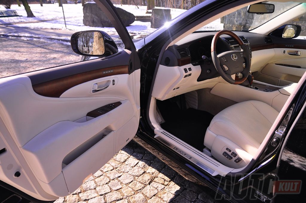 Lexus LS460 (Fot. Marcin Pogorzelski)