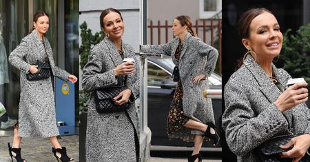 Anna Wendzikowska w widowiskowych szpilkach z odsłoniętymi palcami drepcze z kawką na wynos do swojego porsche (ZDJĘCIA)