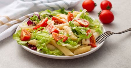 Smakuje jak w najlepszej restauracji. Przepis na sałatkę makaronową