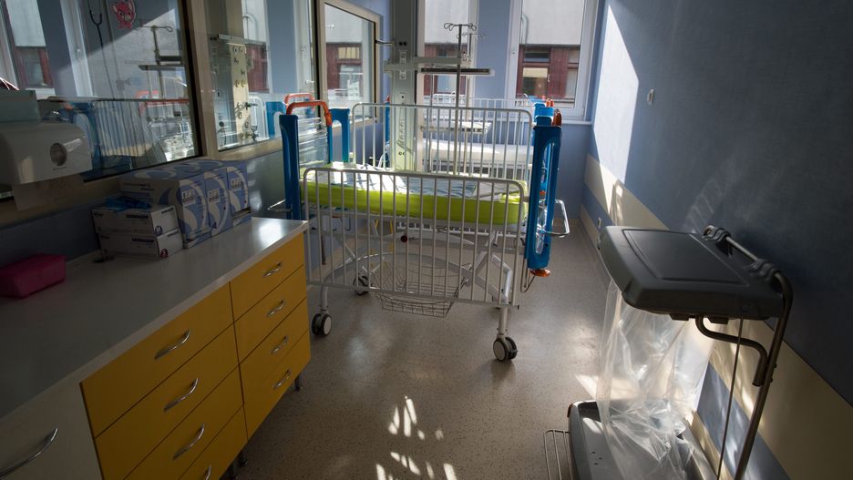 Łódź. Rodzice protestowali przeciwko zasadom wprowadzonym w Instytucie Centrum Zdrowia Matki Polski w Łodzi