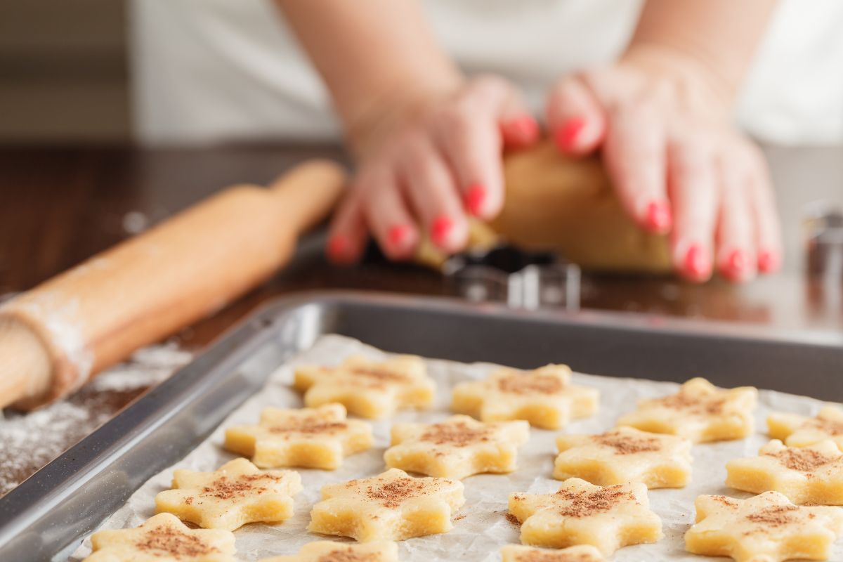 Pieczenie świątecznych ciasteczek kruchych to sama przyjemność