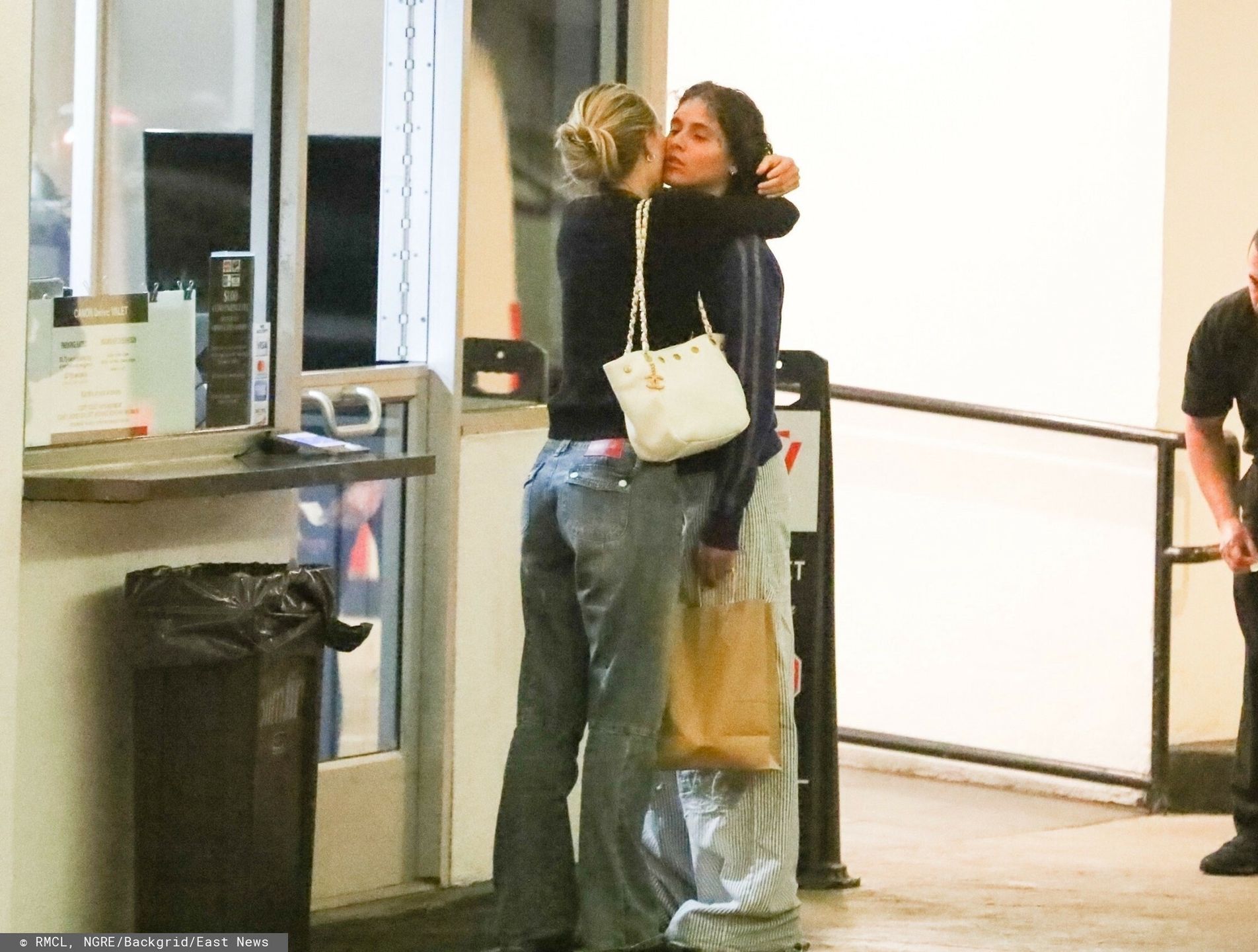 Lily-Rose Depp wymienia czu?o?ci z dziewczyn?*EXCLUSIVE* Beverly Hills, CA   Lily-Rose Depp and her girlfriend, 070 Shake, are seen packing on the PDA as they leave a romantic dinner at E Baldi restaurant in Beverly Hills. Lily-Rose stuns in a black long-sleeve top, wide-legged jeans, and a white handbag, while 070 Shake keeps it casual in a blue sweater and striped pants.

Pictured: Lily-Rose Depp, 070 Shake

BACKGRID USA 30 JULY 2025 

USA: +1 310 798 9111 / usasales@backgrid.com

UK: +44 208 344 2007 / uksales@backgrid.com

*UK Clients - Pictures Containing Children
Please Pixelate Face Prior To Publication*RMCL, NGRE