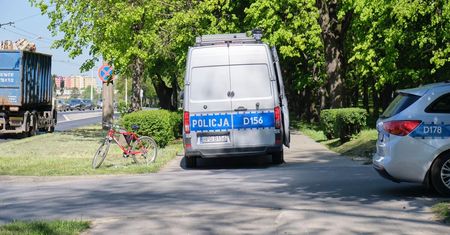 Skręcał na teren jednostki wojskowej, potrącił jadącą rowerzystkę. Kobieta z obrażeniami trafiła do szpitala
