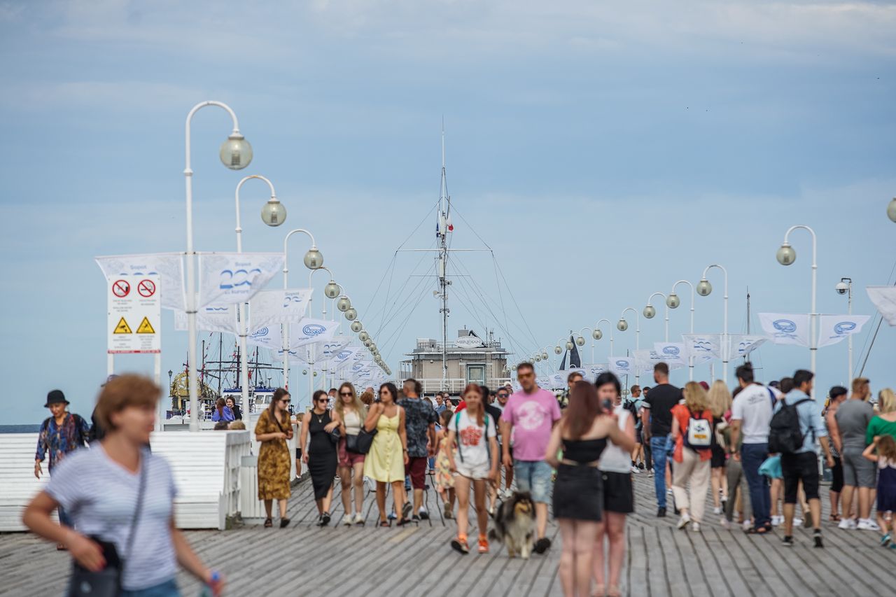 Sopot już rozpoczął sezon. "Gołe brzuchy i prężenie klaty"