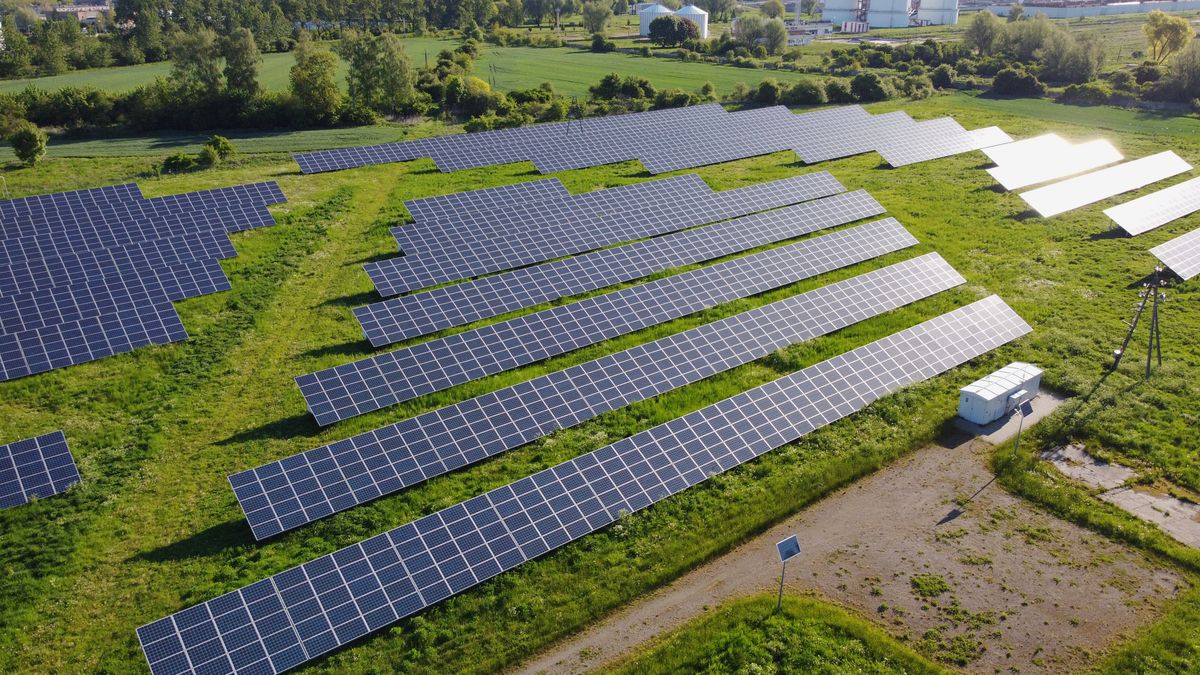 Farma fotowoltaiczna w Polsce. Zdjęcie ilustracyjne