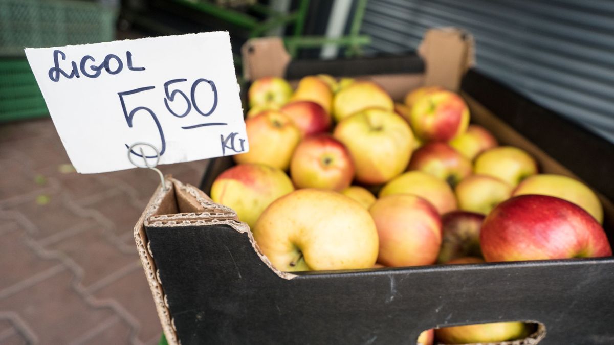 bazar owoce jabłka