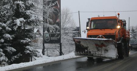 Pościg za pijanym kierowcą. Uciekał skradzioną pługopiaskarką