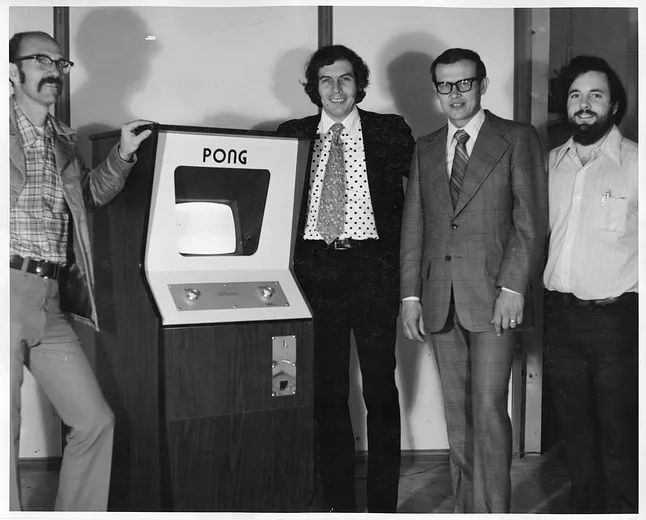 Ted Dabney (po lewej) Nolan Bushnell, Fred Marincic i Allan Alcorn w 1973 roku z konsolą Pong w biurze Atari w Santa Clara w Kalifornii