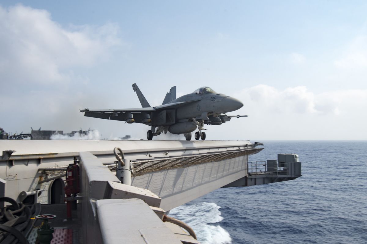 Zdjęcie ilustracyjne. Samolot wojskowy startuje z pokładu lotniskowca USS Dwight D. Eisenhower