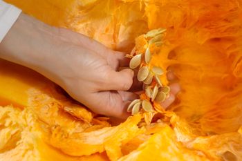 Seniorzy powinni jeść garść dziennie. Wzmacnia kości i stawy, pomaga obniżyć cholesterol