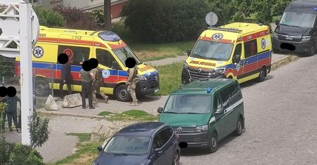 Kontrterroryści i negocjatorzy przy ul. Mełgiewskiej. Groził matce śmiercią, rzucił się na policjantów z siekierą
