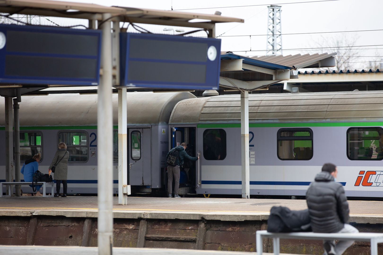 Pasażerowie pociągów PKP Intercity będą mieli godzinny postój na stacjach 