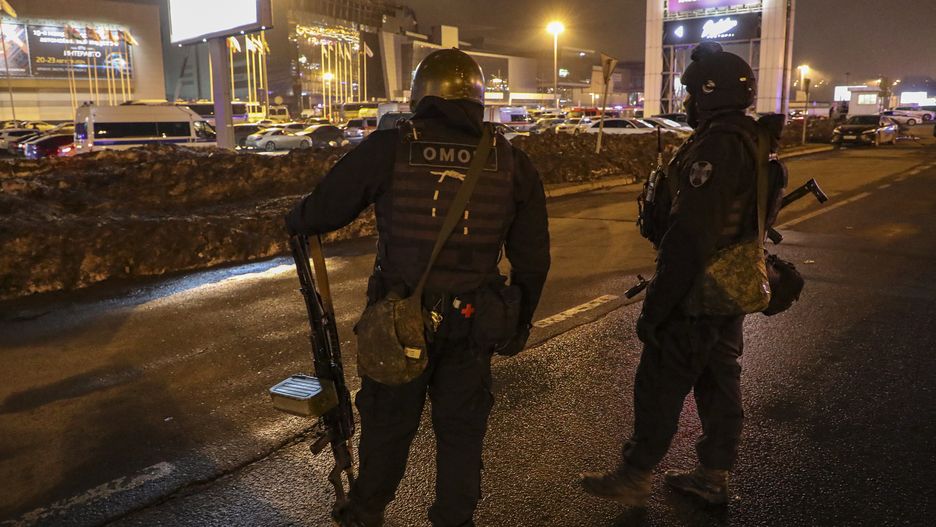 Russian policemen guard near the burned Crocus City Hall concert venue following a shooting in Krasnogorsk, outside Moscow, Russia, 22 March 2024. A group of up to five gunmen has attacked the Crocus City Hall in the Moscow region, Russian emergency services said. At least 40 people were killed and more that 100 injured in the terrorist attack, the Russian intelligence service FSB said. EPA/MAXIM SHIPENKOV Dostawca: PAP/EPA.