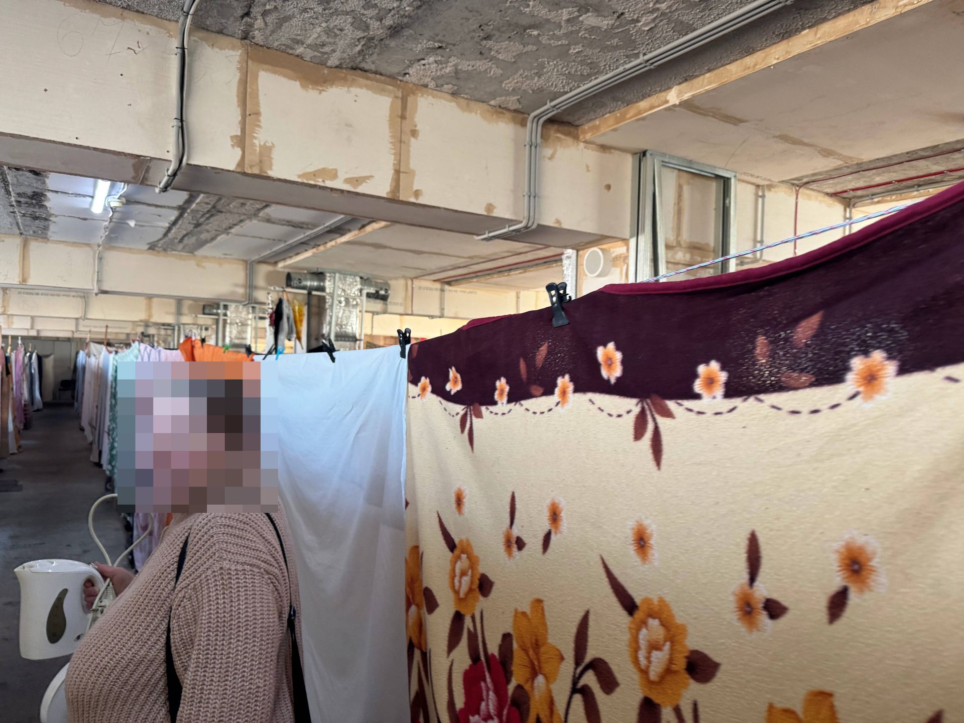 Anna prowadzi mnie do swojego boksu 