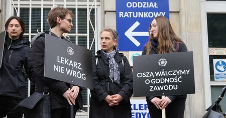 Marsz medyków w Warszawie. "Stan opieki zdrowotnej jest tragiczny"