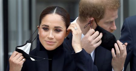 Książę Harry radzi się ojca, jak naprawić błędy? Tabloid znowu robi z Meghan czarną owcę