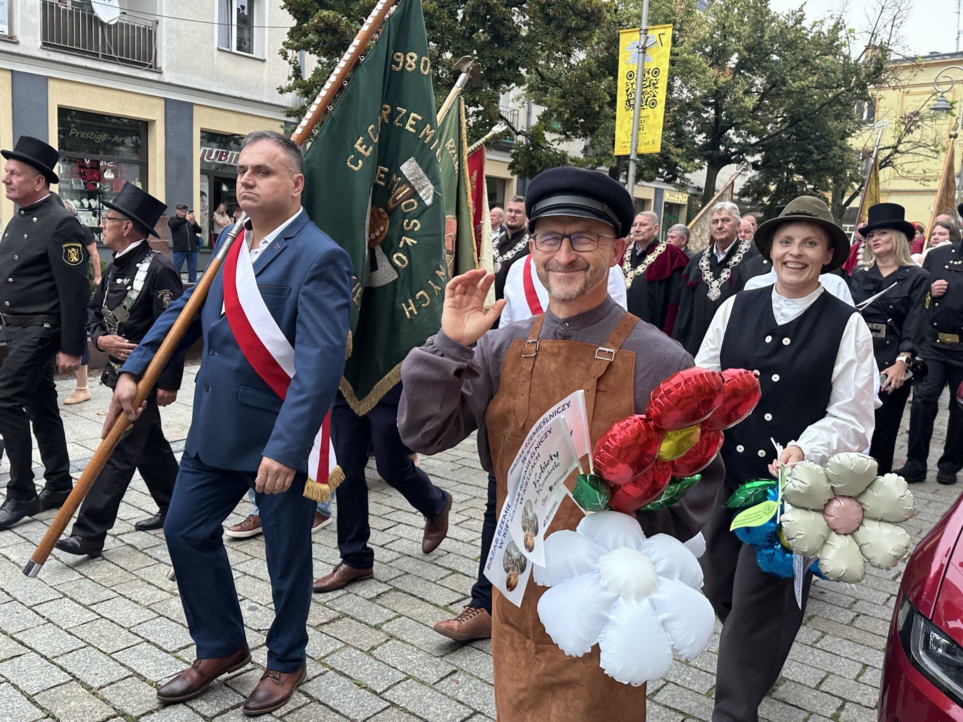 Bazar rzemieślniczy rozpoczęty paradą z orkiestrą w Kielcach