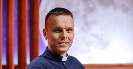 Znany ksiądz chce pracować przy sprzątaniu toalet. "Brakuje pieniędzy"