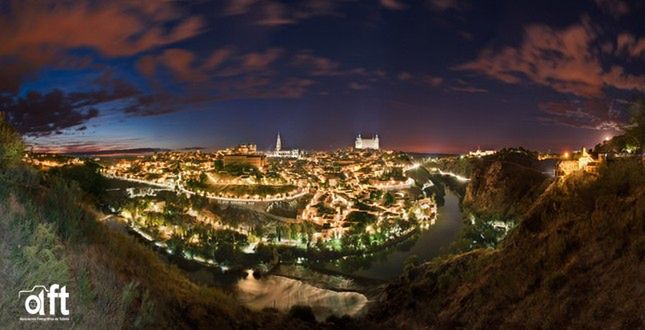 Nocna panorama Toledo i 3 tysiące błysków z lamp. To się nazywa kreatywne oświetlenie! 1