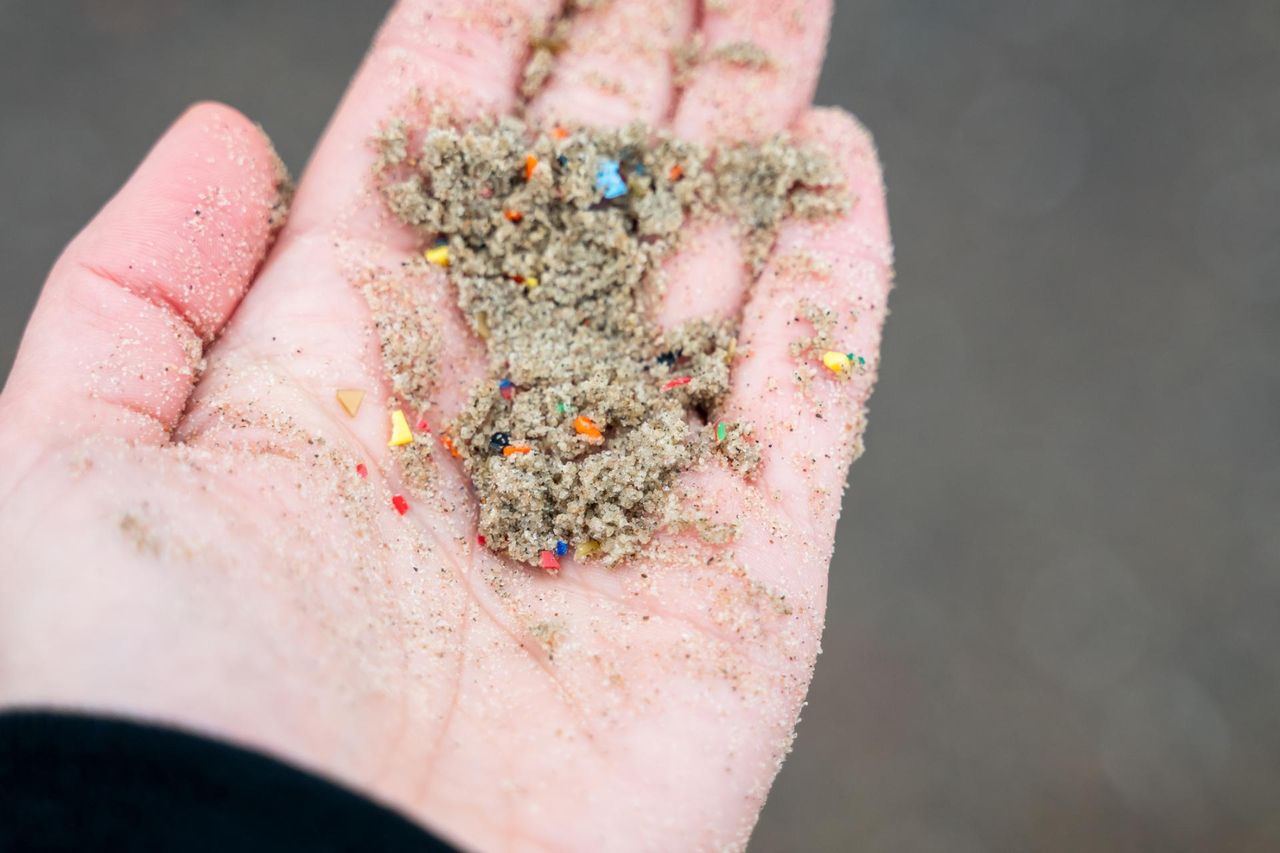 Mikroplastik sprzyja rozprzestrzenianiu bakterii odpornych na antybiotyki. Naukowcy alarmują