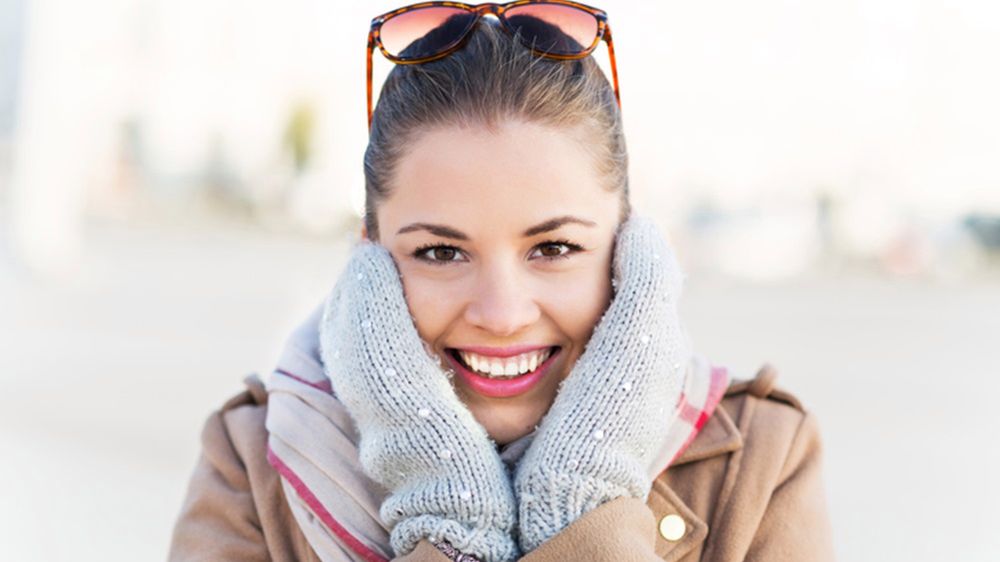 Do wełnianego płaszcza nude pasują dodatki w szarym kolorze