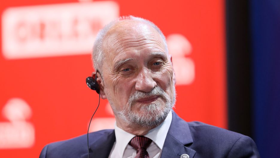 Macierewicz pożegnał Elżbietę II. Pisze o Smoleńsku