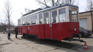 Legnica: Znamy miejsce, gdzie będzie ustawiony odrestaurowany tramwaj. Od kilku lat stoi w zajezdni MPK, zdjęcia