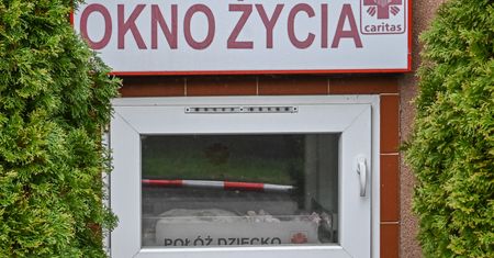 Noworodek w oknie życia w Legionowie. Ważna wiadomość dla rodziców chłopca