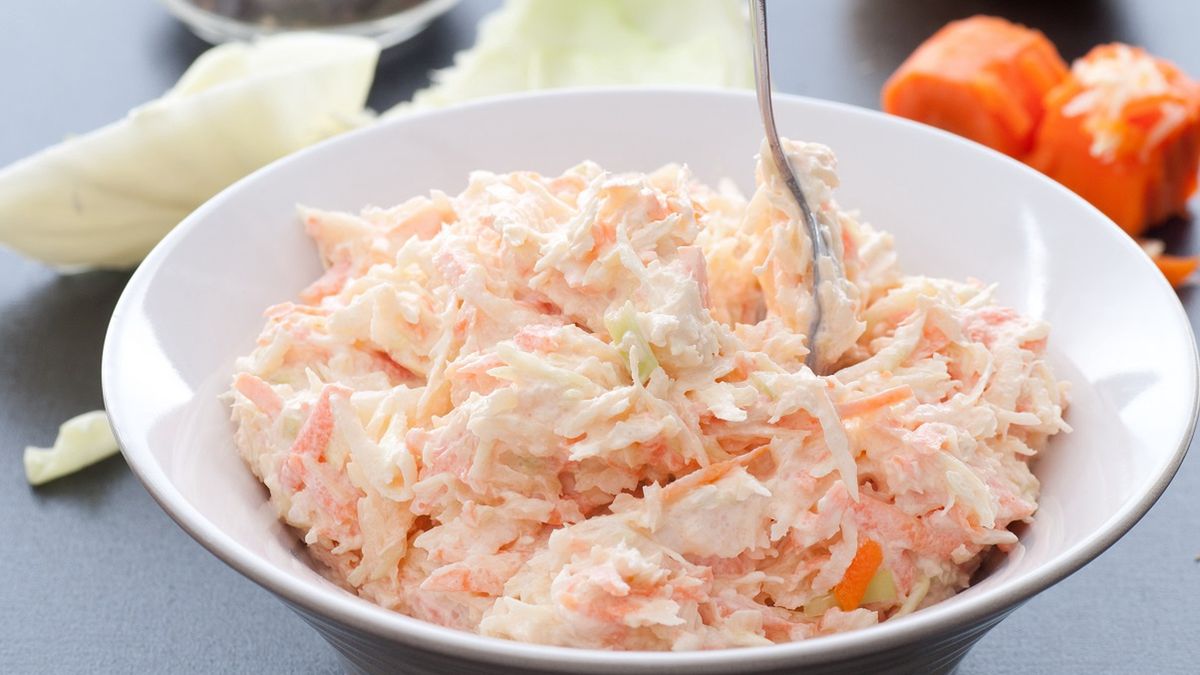 Znany kucharz dodaje nietypowy składnik do surówki coleslaw. Robi furorę na stole