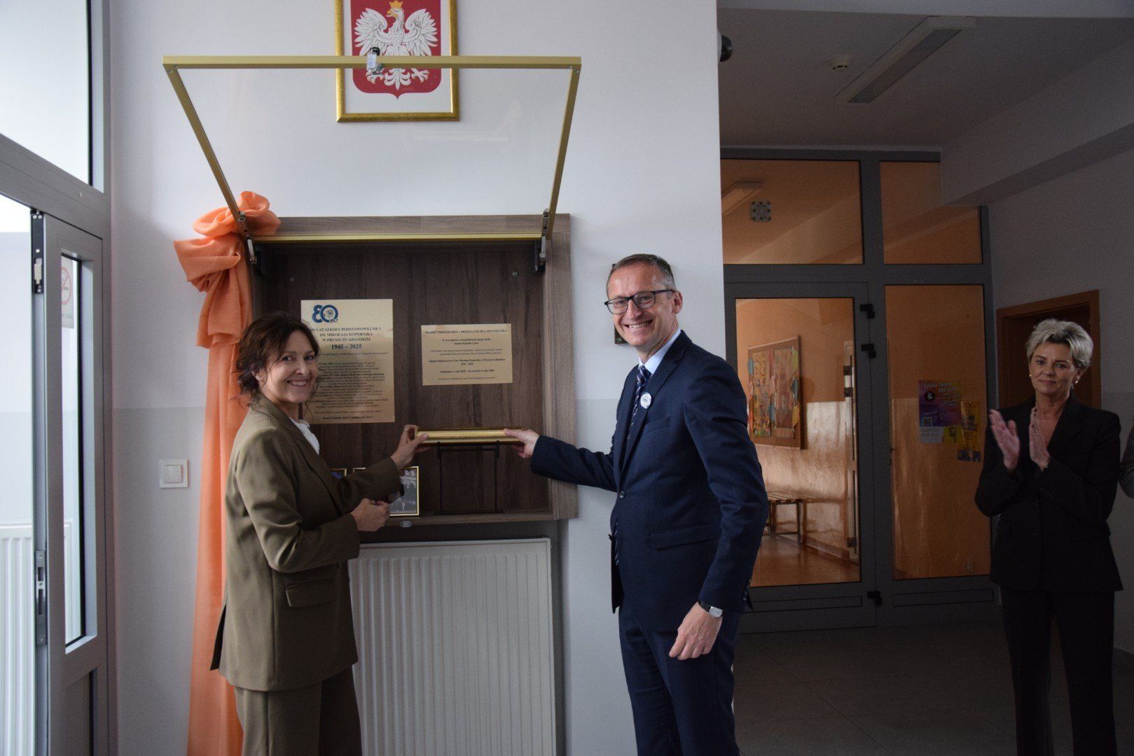 Kapsułę czasu w specjalnej gablocie umieściła dyrektor szkoły i burmistrz Pruszcza