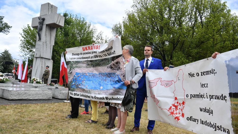 Warszawa, 11.07.2023. Manifestacja podczas uroczystości przed stołecznym Pomnikiem Ofiar Ludobójstwa na Wołyniu, 11 bm. Trwają obchody Narodowego Dnia Pamięci Ofiar Ludobójstwa dokonanego przez ukraińskich nacjonalistów na obywatelach II Rzeczypospolitej. (mr) PAP/Andrzej Lange