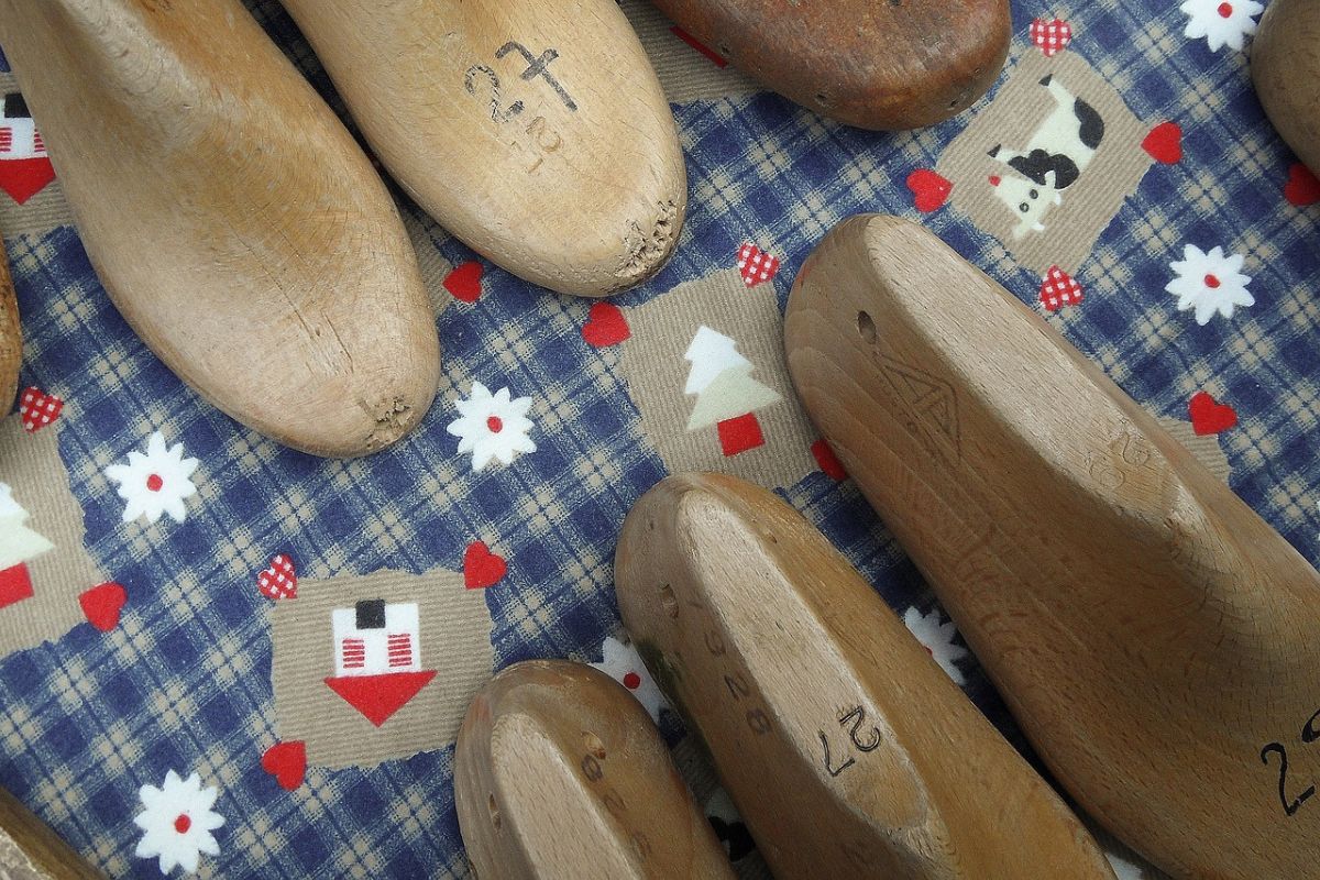 Correct drying of shoes at home using shoe trees.