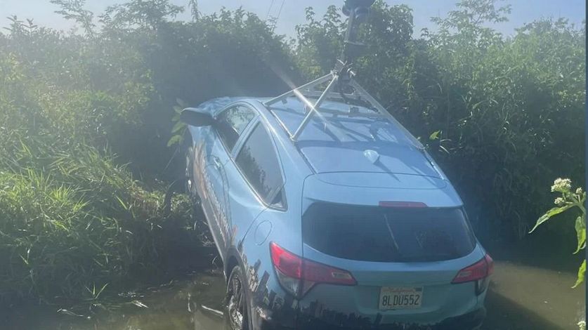 Kierowca stracił panowanie nad autem i wylądował w strumieniu