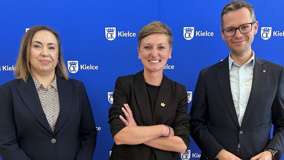 Na zdjęciu od lewej: Ewa Tyszer-Wieczorek - zastępca dyrektora w Wydziale Dialogu Społecznego. Agata Wojda - prezydentka miasta Kielce oraz Tomasz Porębski - wiceprezydent miasta Kielce