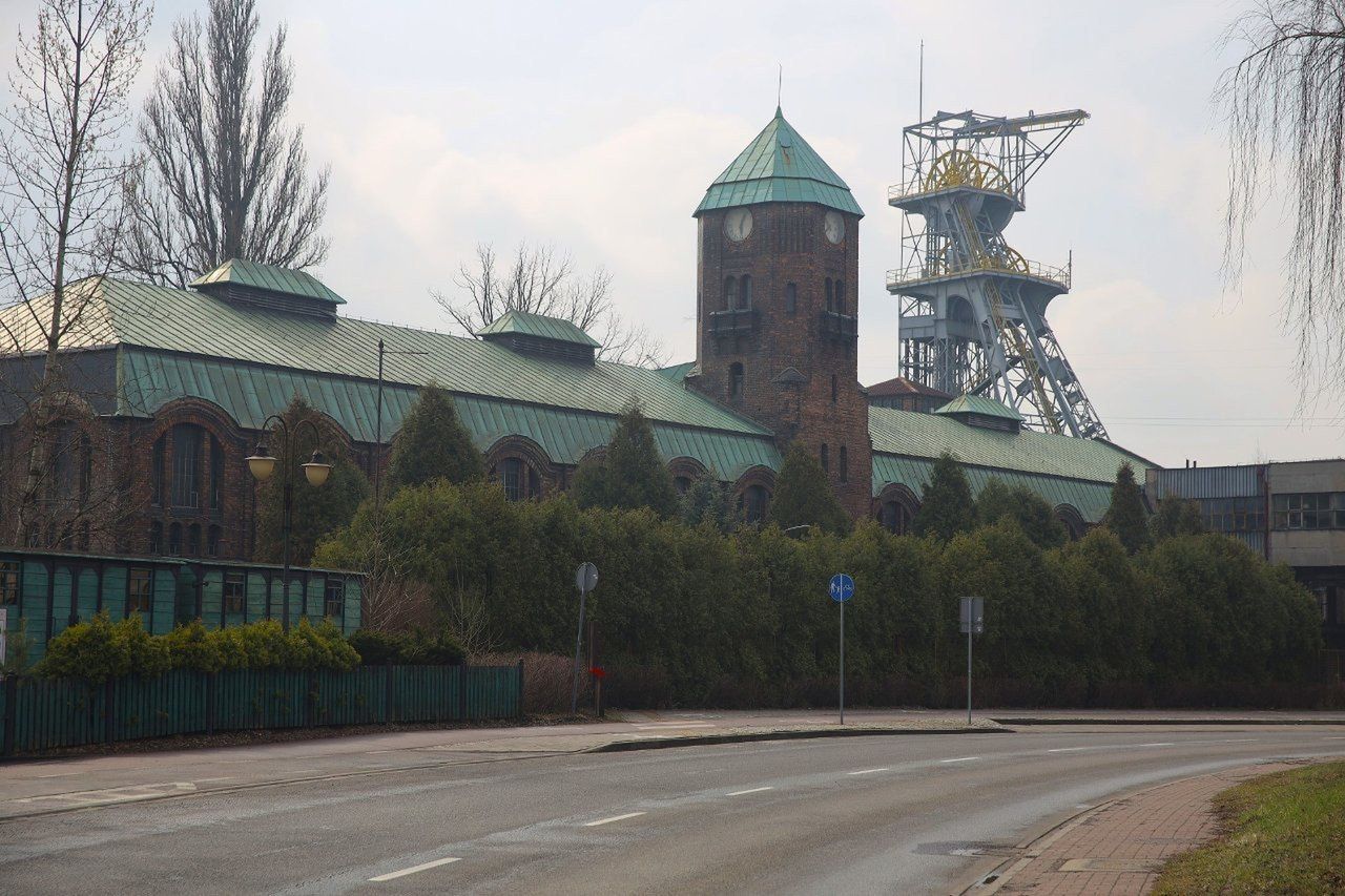 Pierwszy etap budowy Hubu Gamingowo-Technologicznego obejmuje rewitalizację wszystkich obiektów pokopalnianych i przystosowanie ich do nowych funkcji. Dawne przemysłowe hale zamienią się w przestrzeń do rozwijania nowych technologii