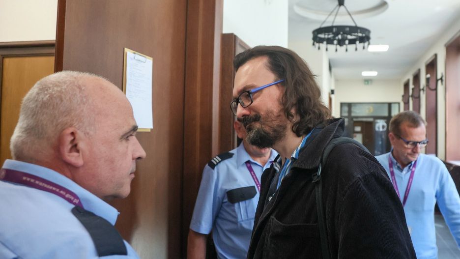 Proces Kaczyński - Piński odroczony. Prezesa PiS nie było na sali. Na zdjęciu: Jan Piński przed salą rozpraw