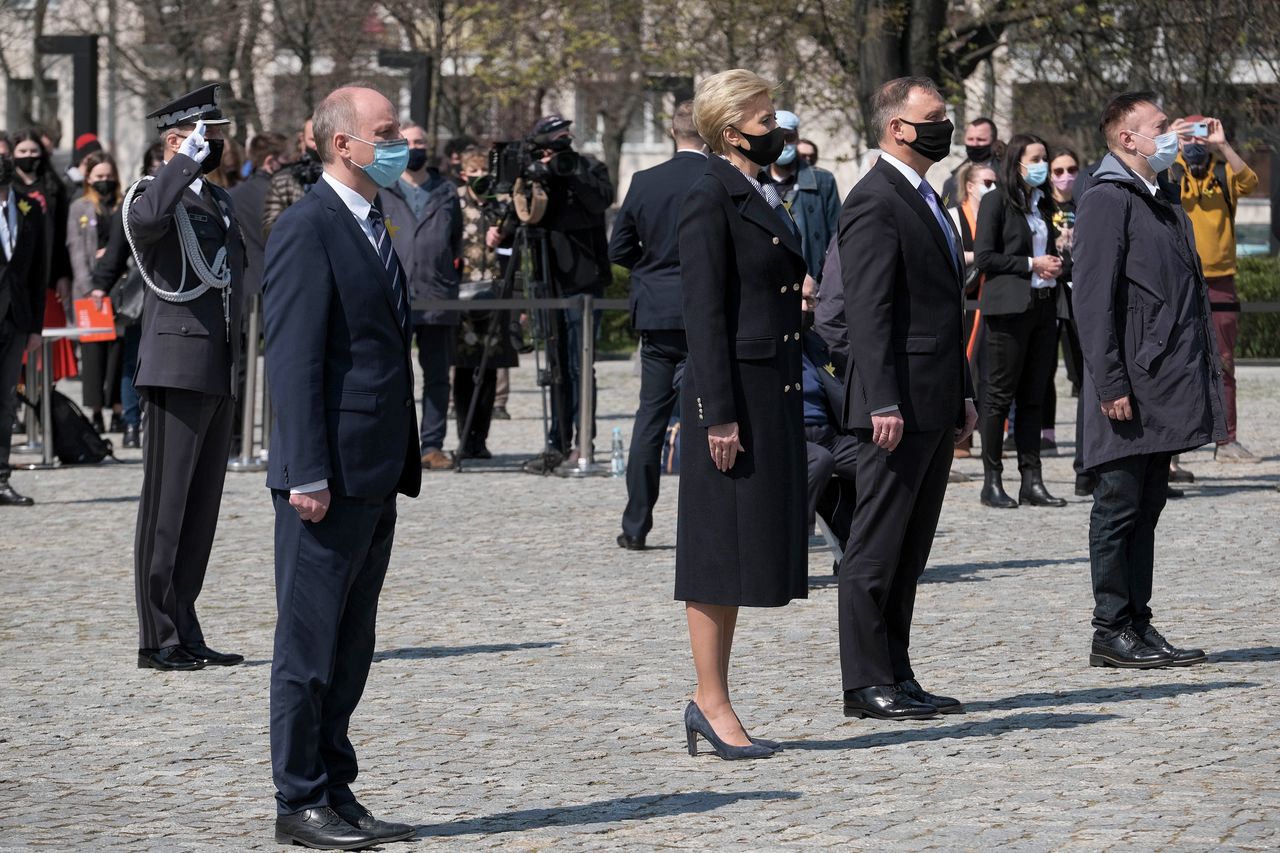 Warszawa. Para prezydencka złożyła kwiaty pod pomnikiem Bohaterów Warszawskiego Getta 