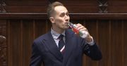 Poseł pije w Sejmie. Co było w butelce? "Powiem uczciwie"