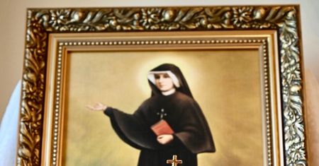 Mieszkała z kośćmi siostry Faustyny. Przez lata to była tajemnica