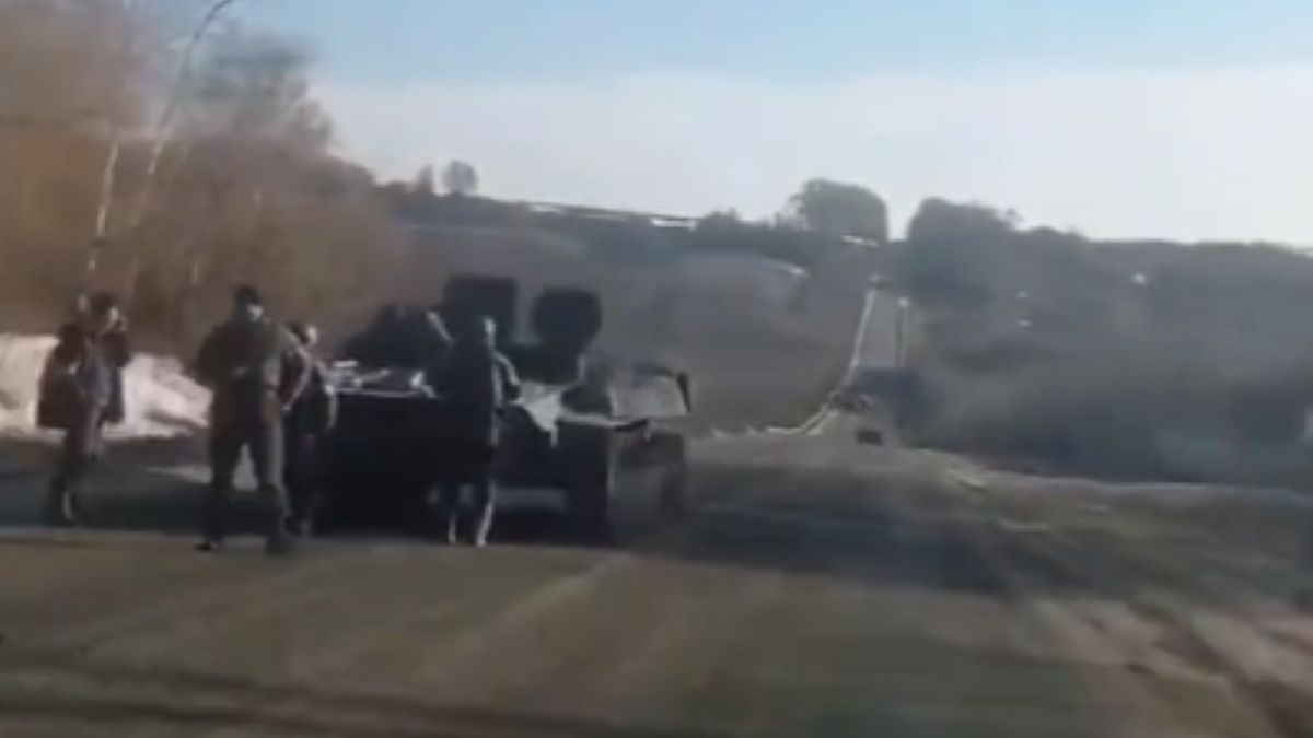 Rosyjscy żołnierze utknęli w drodze do Kijowa. Otrzymali propozycję "pomocy" 