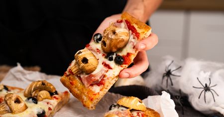 Halloweenowa pinsa z pieczarkowymi czaszkami. Smakuje i straszy jednocześnie