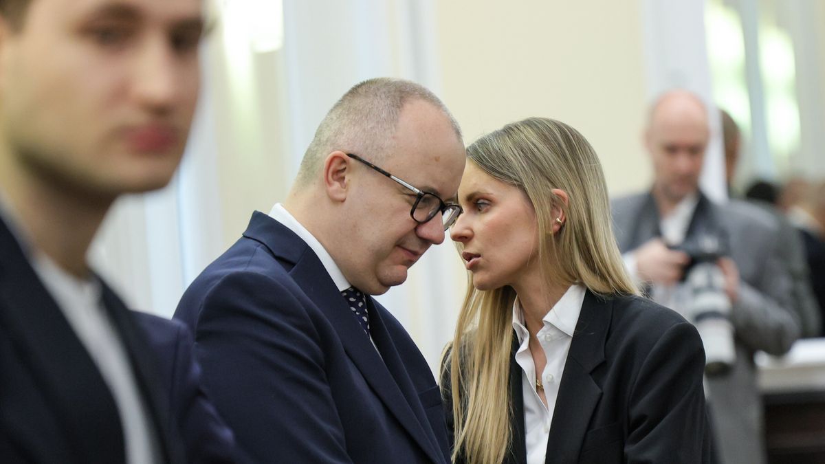 Warszawa, 08.04.2025. Minister sprawiedliwości, prokurator generalny Adam Bodnar (C-L) oraz wiceminister rodziny, pracy i polityki społecznej Aleksandra Gajewska (C-P) przed posiedzeniem rządu w siedzibie KPRM w Warszawie, 8 bm. Ministrowie mają zająć się m.in. projektem reformy szpitalnictwa. (jm) PAP/Paweł Supernak