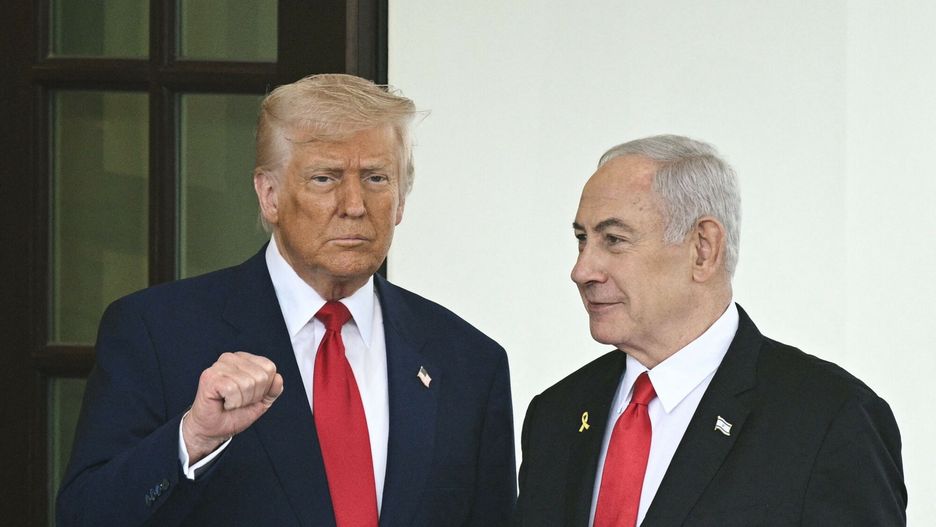 Beniamin Netanjahu w USA
US President Donald Trump welcomes Israeli Prime Minister Benjamin Netanyahu to the White House in Washington, DC, on April 7, 2025. Israeli Prime Minister Benjamin Netanyahu was in Washington on Monday to meet Donald Trump, whom he will likely ask for a reprieve from US tariffs while seeking further backing on Iran and Gaza. (Photo by Brendan SMIALOWSKI / AFP)
BRENDAN SMIALOWSKI