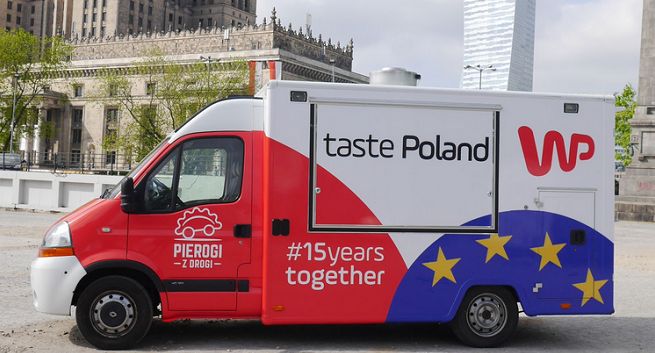Wirtualna Polska na 15-lecie naszej obecności w Unii Europejskiej wysłała za granicę food truck z pierogami (wideo)