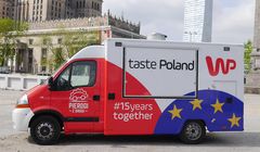 Wirtualna Polska na 15-lecie naszej obecności w Unii Europejskiej wysłała za granicę food truck z pierogami (wideo)