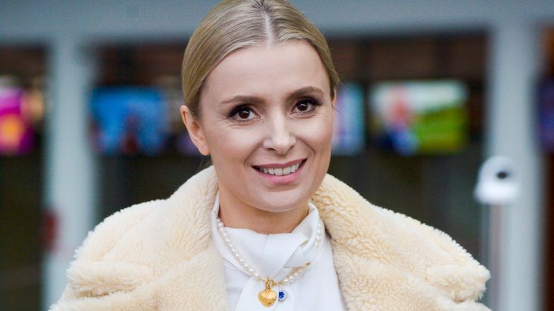 Halina Mlynkova z ciążowym brzuchem pozuje u boku partnera